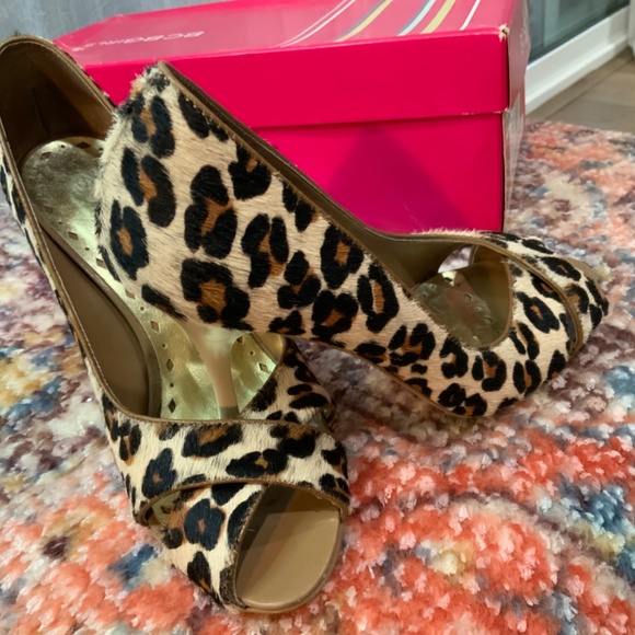 BCBG leopard heels SZ 6 - Picture 3 of 5